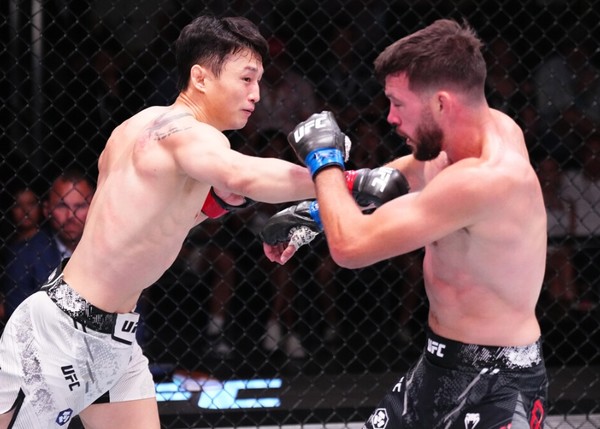 '코리안 슈퍼보이' 최두호, 8년 만에 UFC 복귀전에서 화려한 승리 차지 썸네일 이미지