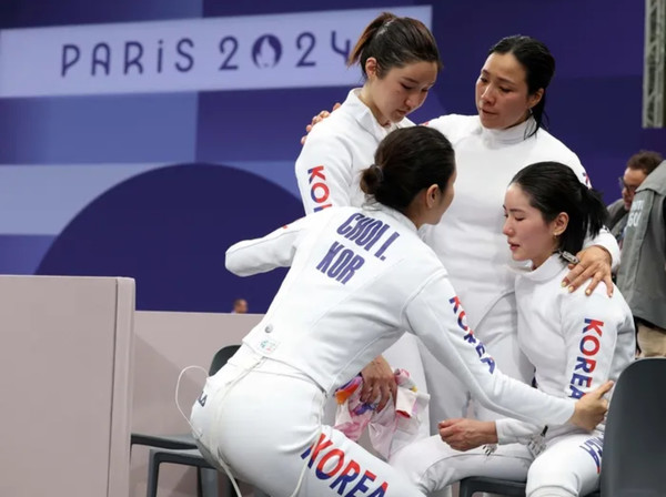 한국 여자 에페팀, 파리 올림픽 8강서 패배... 아쉬운 눈물이 흘렀다 썸네일 이미지