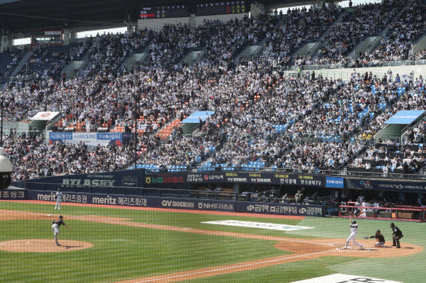 KBO 리그, 역대 최소 경기로 ‘800만 관중 돌파’...폭염과 올림픽 시즌에도 풍성한 흥행 지속력을 발휘… 썸네일 이미지