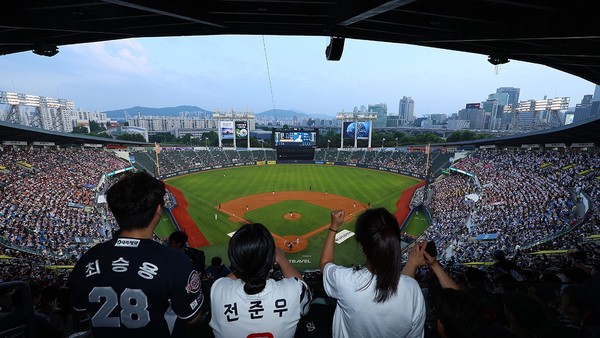 2024년 KBO 리그, 한여름 무더위도 막지 못한 역사적인 성장세… 프로야구 역사상 최초 900만 관중 돌… 썸네일 이미지