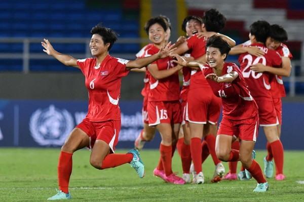 북한 U-20 여자축구, 미국을 꺾고 월드컵 결승 진출을 확정지었다 썸네일 이미지