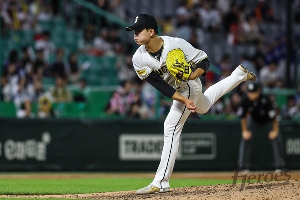 이강준 선수, 158km의 파이어볼을 던지던 중 팔꿈치 부상으로 대표팀에서 하차 썸네일 이미지