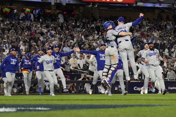 MLB 월드시리즈, LA 다저스의 역전 승리로 8번째 우승... MVP는 프리먼 썸네일 이미지