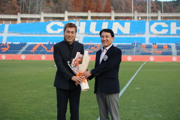 강원 FC, 김병지 대표와 재계약 체결 "최고 성적 달성을 향한 약속" 썸네일 이미지