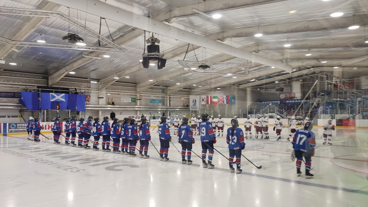 라트비아 여자 아이스하키 대표팀, 1-3 역전으로 패배… IIHF 세계선수권 대회에서 3부 리그 유지 결정 썸네일 이미지