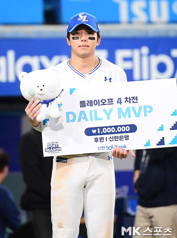 삼성의 김영웅, '연타석 3점 홈런'으로 PO 4차전 MVP 획득… 5차전 대전 무대로 나서러 썸네일 이미지
