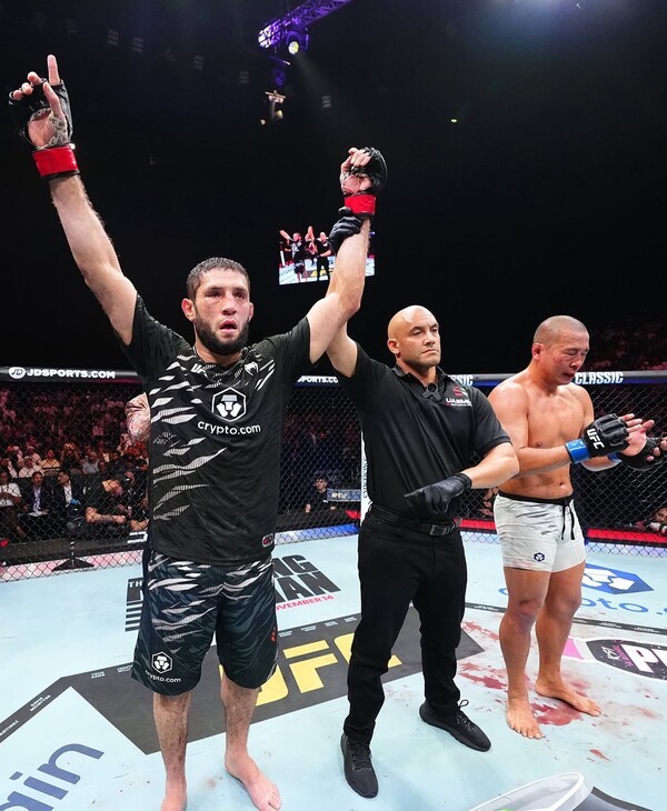 '아이언터틀' 박준용, 알리스케로프에 판정패로 UFC 10연승 미뤄··· 썸네일 이미지