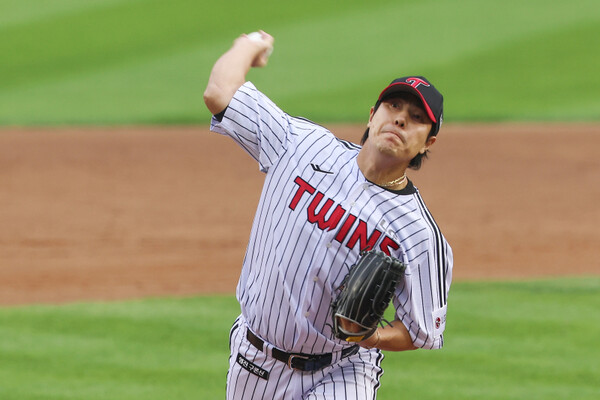 LG 김진성, KS 최고령 승리투수로 '만루 위기에서의 결정적 삼진' 기록 경신 썸네일 이미지