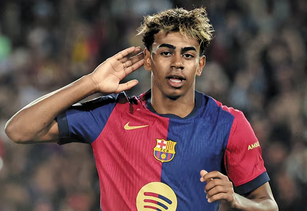 18세의 공격수 라민 야말, FIFPRO 베스트 11에 최연소로 선정되다 썸네일 이미지